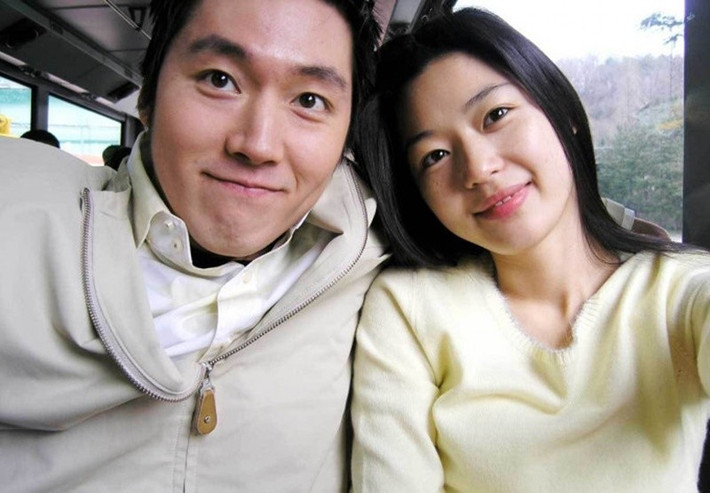 Jeon Ji Hyun đã kết hôn với Choi Jun Hyuk. Bố Choi Jun Hyuk là nhà điều hành một trong những công ty quản lý tài sản lớn nhất ở Hàn Quốc, mẹ anh là nhà thiết kế nổi tiếng Lee Jung Woo. Ảnh: Công Luận.