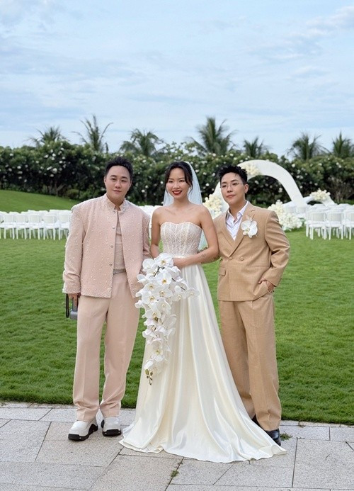 Ca sĩ Trung Quân Idol đến chúc mừng nhạc sĩ Kai Đinh kết hôn với Hà Đức Hạnh. "Dành cả thanh xuân để đi ăn đám cưới. Chúc mừng Kai Đinh và Đức Hạnh", Trung Quân chia sẻ. Ảnh: FB Trung Quân Idol.