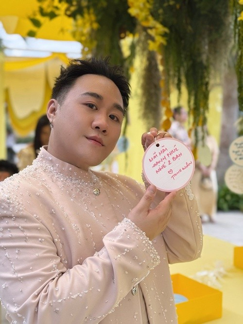 "Thánh mưa" viết: "Mãi mãi hạnh phúc nhé hai bạn". Ảnh: FB Trung Quân Idol.