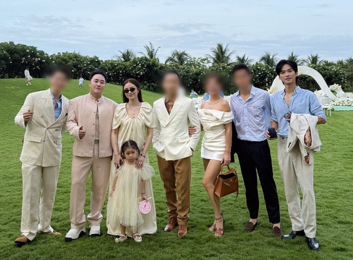 Ngoài Trung Quân Idol, đám cưới Kai Đinh còn có sự góp mặt của diễn viên Trần Nghĩa (ngoài cùng bên phải), Salim cùng con gái Pam. Ảnh: FB Trung Quân Idol.