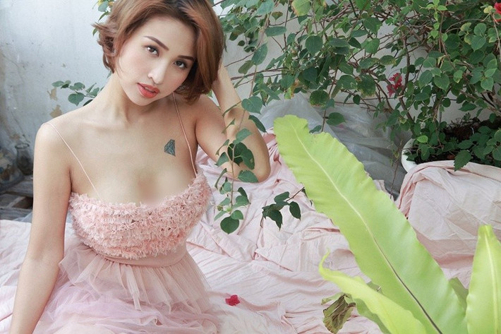 Nhiều năm qua Vân Hugo làm MC, kinh doanh, đắt show quảng cáo. Vài tháng qua, cô vướng ồn ào quảng cáo sữa HIUP. Mới nhất, Vân Hugo cho rằng cô bị nhãn hàng sữa HIUP giả lừa dối bởi vậy nhờ pháp luật can thiệp. Ảnh: FB Vân Hugo.