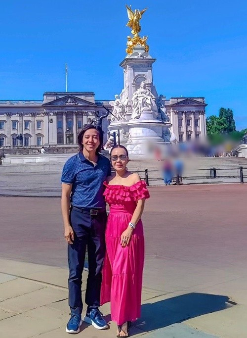 Cặp đôi nghệ sĩ chụp ảnh kỷ niệm khi đến London (Anh). Ảnh: FB Hoài Phương.