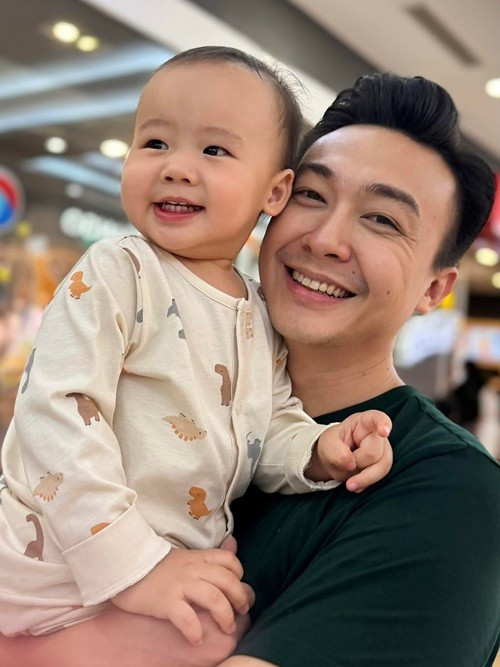 Trên trang cá nhân, MC Phan Tô Ny đăng ảnh bên con trai đồng thời viết: "Hai giọt nước. Lê Âu Ngân Anh ra rìa". Ảnh: FB Phan Tô Ny.