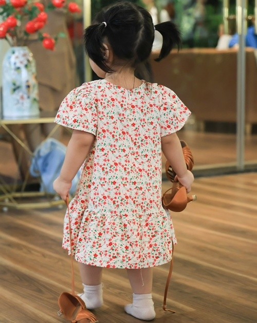 "Thì ra bà rình bà lấy đôi giày nhảy của mẹ Thi", Khánh Thi viết trên trang cá nhân. Ảnh: FB Khánh Thi.