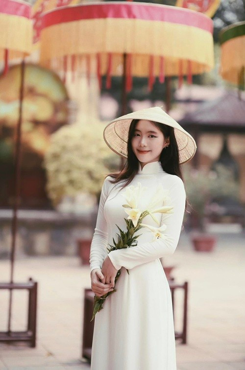 Nàng hậu sinh năm 2003 đẹp nền nã khi mặc áo dài. Ảnh: FB Châu Anh.