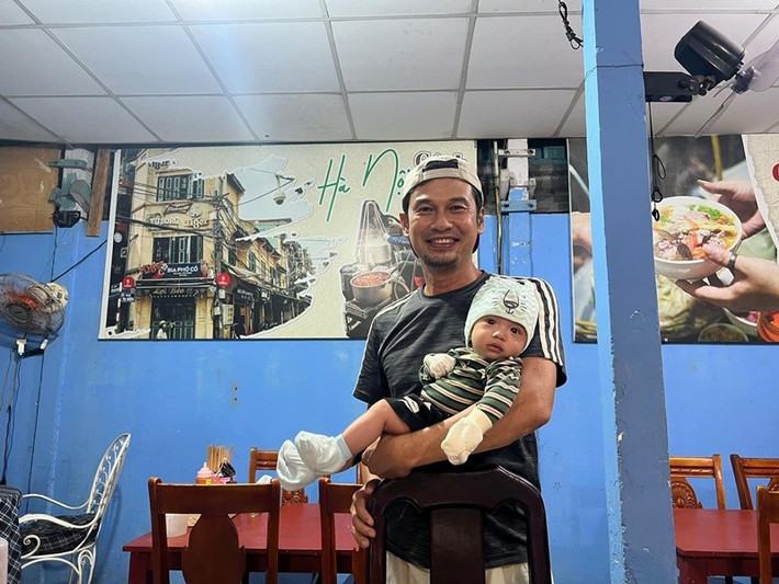 Tiết Cương cho biết, do làm việc xa nhà, anh luôn nhớ con trai, muốn bỏ tất cả để về thăm con. Thời gian Ngọc Thưởng về Kiên Giang ở cữ nhà mẹ đẻ , Tiết Cương từng bỏ dở công việc để thăm bé Nghé. Ảnh: FB Nghé.