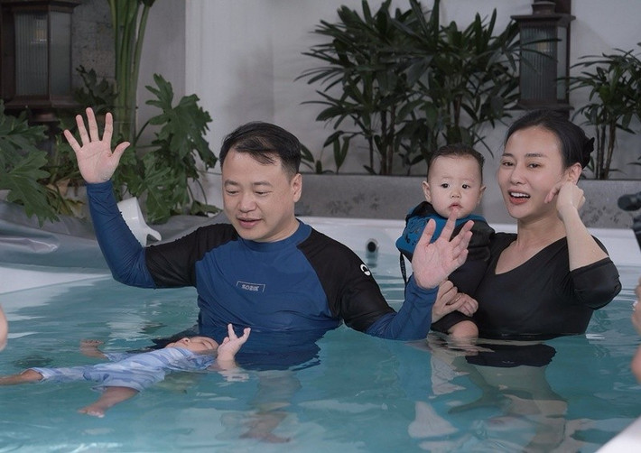Gần đây, vợ chồng Phương Oanh cho các con nhỏ học bơi. Ảnh: FB Phương Oanh.