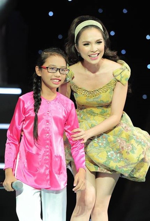 10 tuổi, Phương Mỹ Chi tham gia Giọng hát Việt nhí. Cô khoe được tài năng ở dòng nhạc dân ca với loạt ca khúc trữ tình ở cuộc thi như Quê em mùa nước lũ, Còn thương rau đắng mọc sau hè, Áo mới Cà Mau, Sa mưa giông. Ảnh: FB Phương Mỹ Chi.