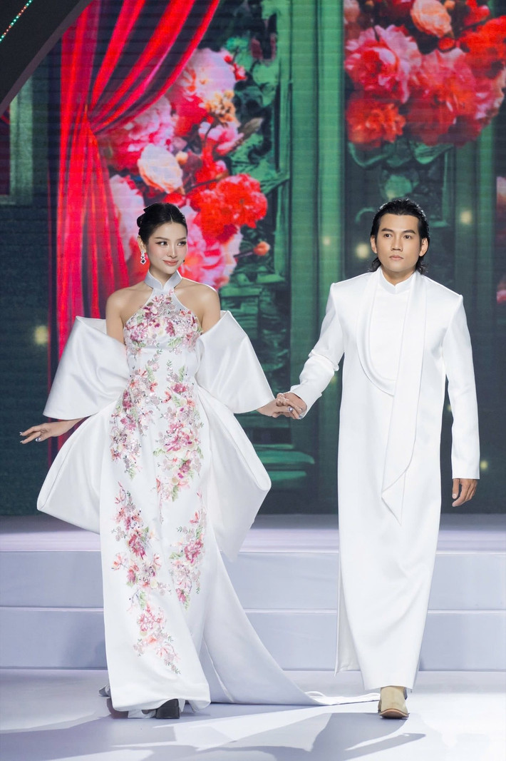 Người đẹp tâm sự: "Tôi hiểu rằng cuộc đời không cần hoàn hảo, chỉ cần trọn vẹn trong từng khoảnh khắc, không cần nhiều hơn, chỉ cần những người thân yêu vẫn ở đây, cùng nhau đi qua từng chặng đường". Ảnh: FB Phương Trinh Jolie.