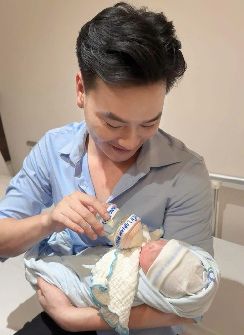 Trọng Lân vừa đăng tải hình ảnh bên con trai mới sinh. Nam diễn viên cho biết, quý tử nặng 3,6kg, có đôi mắt một mí, đôi môi trái tim, hai má lúm đồng tiền. Ảnh: FB Trọng Lân.