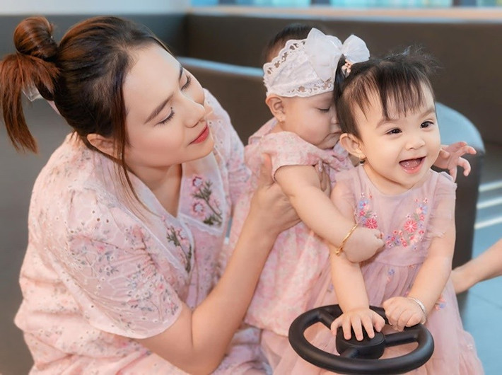 Bé Lita thân thiết với các nhóc tì nhà Hồ Bích Trâm, Nhật Kim Anh, Thanh Trúc. Ảnh: FB Thanh Duy.