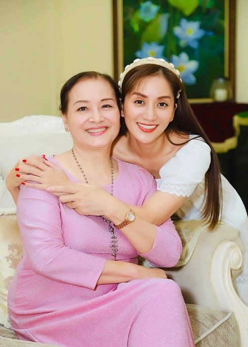 Ở tuổi U80, mẹ ruột Khánh Thi có vẻ ngoài quý phái. Ảnh: Nhịp Sống Việt.
