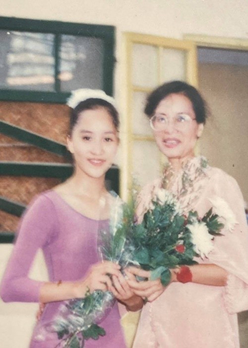 Với Khánh Thi, đấng sinh thành luôn mãi trẻ, đẹp. Ảnh: Thương Hiệu Pháp Luật.