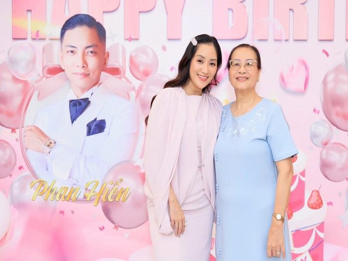 Trên trang cá nhân, Khánh Thi dành lời chúc mừng sinh nhật đến mẹ ruột - bà Đông. "Chúc mừng sinh nhật mẹ. Nay mẹ 76 tuổi, con mong mẹ luôn nhiều sức khỏe, luôn yêu đời và thư thái hạnh phúc bên con cháu. Tuổi này rồi mà vẫn cứ bận rộn lo này lo kia, phải bận rộn bà mới vui. Điều con mong nhất là mẹ cứ yên tâm, cái gì con cũng lo được cho mẹ", Khánh Thi viết. Ảnh: FB Khánh Thi.