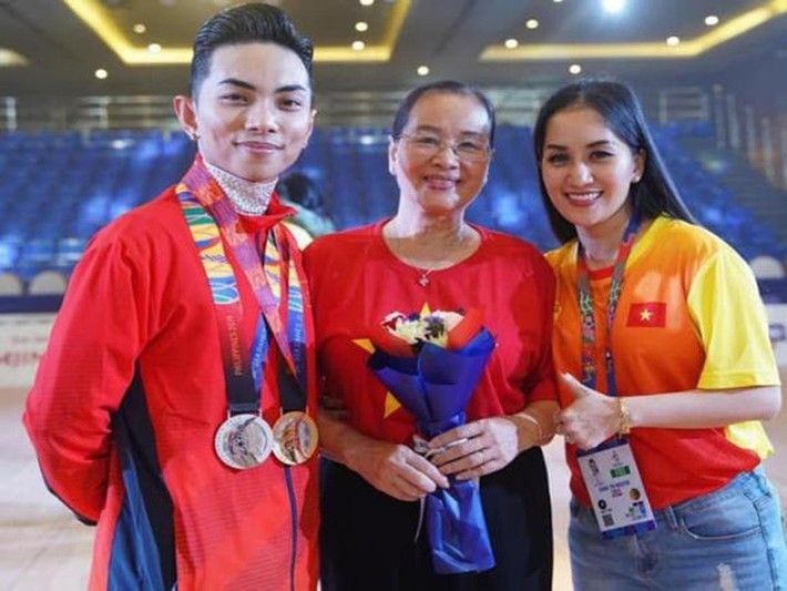 "Ngày tôi vào Nam lập nghiệp 2009, mẹ quyết định rời bỏ ngôi nhà thân thương ở Hà Nội để vào chăm sóc tôi. Thăng trầm của tôi là bao nước mắt của mẹ chịu đựng cùng con gái", Khánh Thi chia sẻ về mẹ ruột. Ảnh: Thương Hiệu Pháp Luật.
