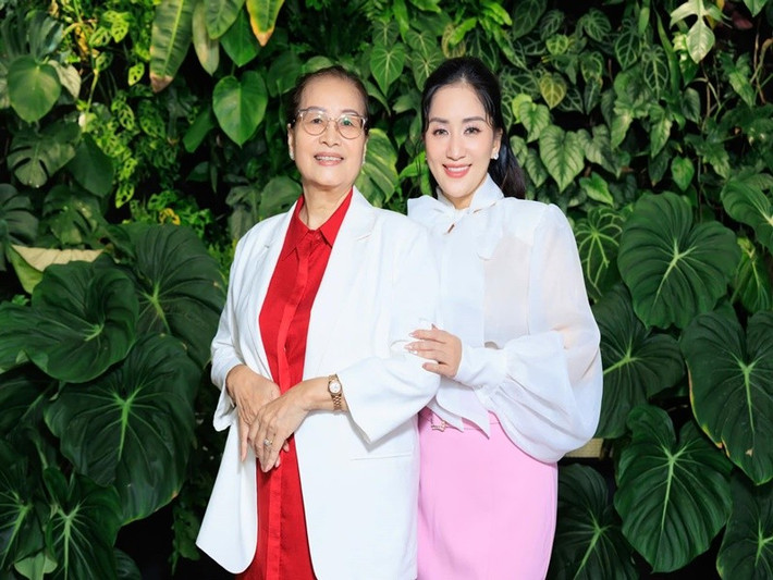Khánh Thi tiết lộ vẫn được mẹ ruột chiều chuộng. "Con 43 tuổi rồi mà đến quả vải mẹ cũng bóc cho ăn. Mẹ lúc nào cũng coi con còn bé. Con rất sung sướng vì tuổi này vẫn được mẹ chiều như lúc còn bé", Khánh Thi trải lòng. Ảnh: FB Khánh Thi.
