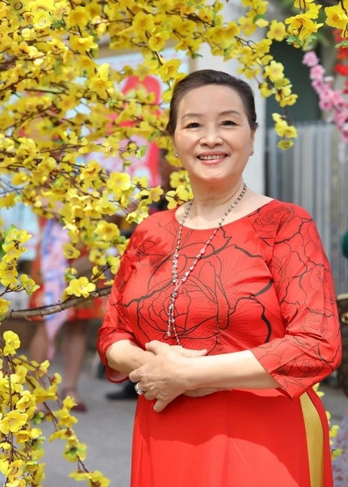 Bà Đông diện áo dài khoe vẻ đẹp nền nã. Ảnh: Nhịp Sống Việt.
