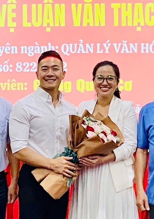 Trên trang cá nhân, Quốc Cơ chia sẻ hình ảnh hoàn thành bảo vệ luận văn thạc sĩ. Nam nghệ sĩ xiếc gửi lời cảm ơn đến các thầy cô giáo, vợ - MC Hồng Phượng. Ảnh: FB Quốc Cơ.