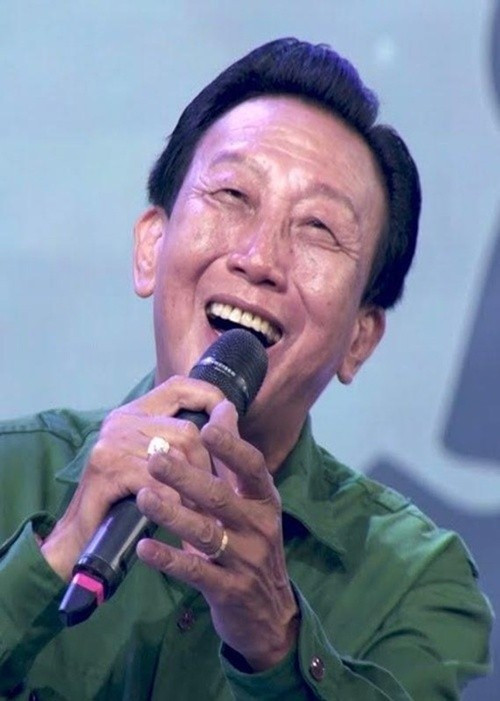 Sau 2 lần đò, tác giả 'Tóc em đuôi gà' kết hôn một người phụ nữ kém ông 27 tuổi. Cuộc hôn nhân thứ ba của ông kết thúc năm 2013, hai người không có con chung. Ảnh: Tiền Phong.