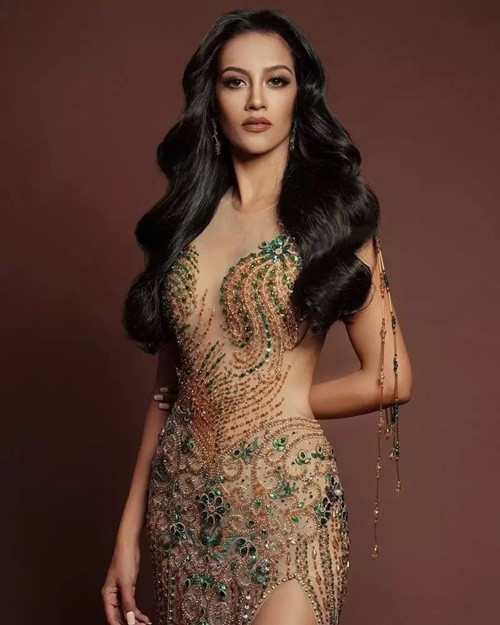 Khi Yuvna Rinishta bị tước danh hiệu Á hậu 5 Hoa hậu Hòa bình Thế giới 2022, người đẹp Philippines - Roberta Angela Tamondong được ông Nawat chọn là người thay thế Yuvna Rinishta. Ảnh: Người Đưa Tin.