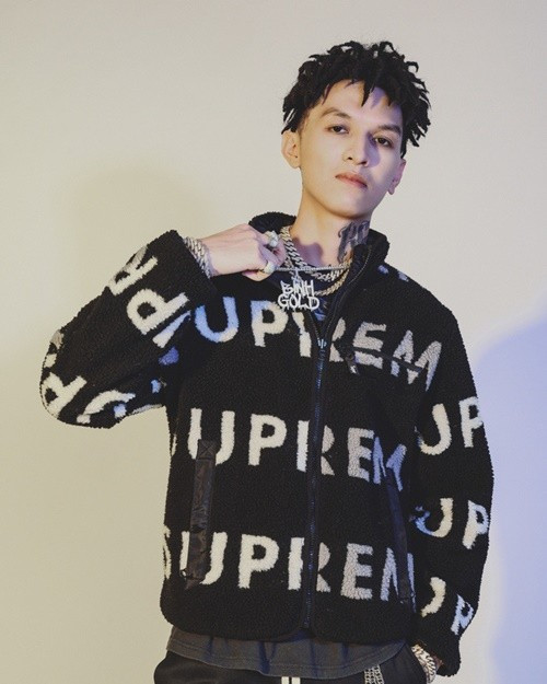 Trước khi dương tính với ma túy, chạy xe lạng lách, rapper Bình Gold vướng không ít ồn ào. Năm 2021, nam rapper đăng tải status đá xéo streamer ViruSs. "ViruSs đúng là virus, ViruSs biết gì về rap? Các cháu xem YouTube cũng nên bịt khẩu trang vào. Virus chủng mới biến thể khó chữa lắm. Vắc-xin không sản xuất kịp đâu", Bình Gold viết. Ảnh: Hoa Học Trò.