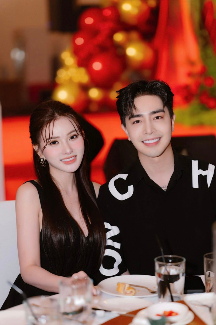 Kin Nguyễn thức đêm chăm con, tắm cho con, trở thành tài xế riêng đưa đón Thu Thủy đi làm. Ảnh: FB Thu Thủy.
