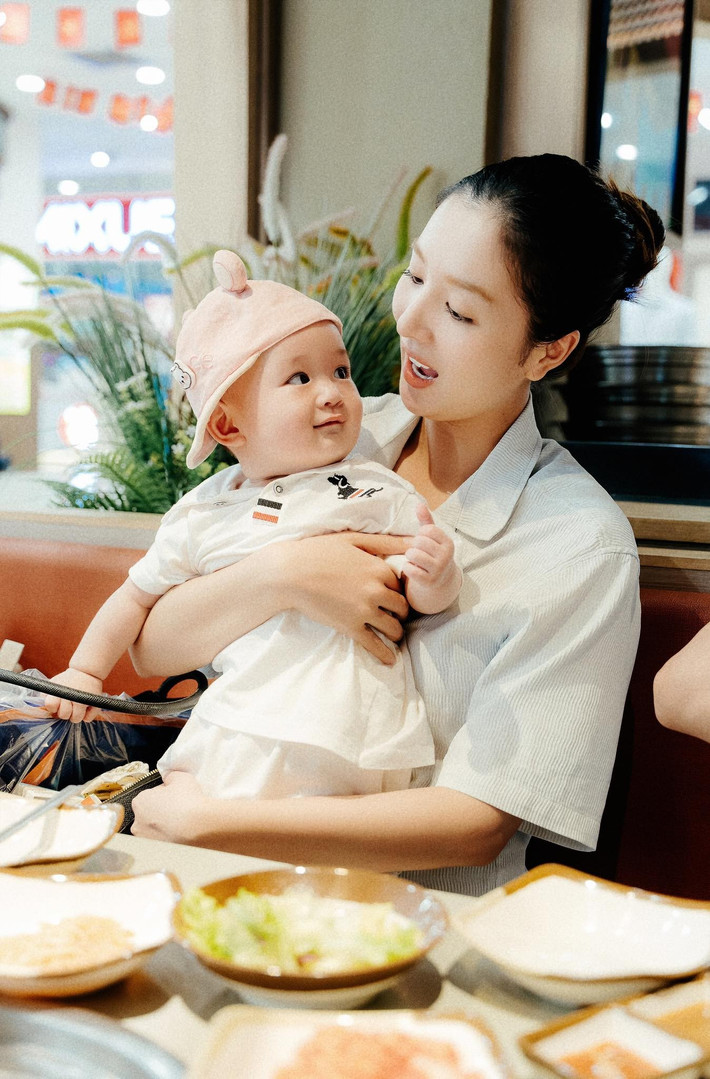 Tuệ Như đảm đang, khéo chăm sóc con.