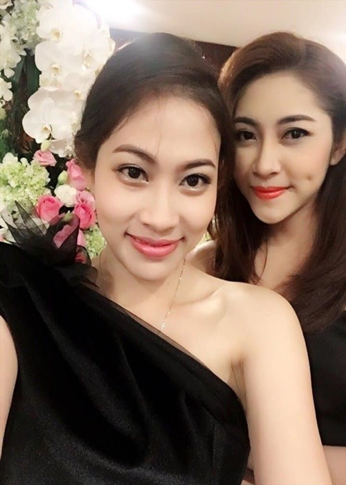 Thùy Trang hết lời khen ngợi Thu Thảo hiếu thảo. “Lúc nào đứng ở đâu, hay tiệc tùng mà có bố mẹ ở đó, cô em chẳng bao giờ để quên nắm tay bố mẹ đến bên cạnh”, Thùy Trang cho hay. Ảnh: FB Thùy Trang.