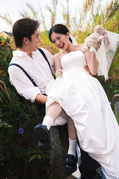 Đình Tú bồng bế Ngọc Huyền trong bộ ảnh cưới tại Đà Lạt. Ảnh: FB Đình Tú.