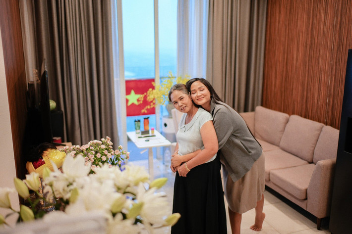 Tuấn Khôi chia sẻ hình ảnh mẹ ruột của H'hen Niê lên TP HCM nấu ăn, chăm sóc nàng hậu lúc anh đi làm. Ảnh: FB Tuấn Khôi.