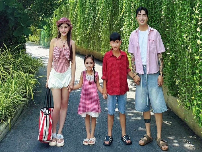 "Tôi có thể ngồi nói chuyện với mẹ chồng hai tiếng đồng hồ là chuyện rất bình thường, thậm chí đôi lúc còn nói nhiều hơn với mẹ ruột. Hai mẹ con hợp nhau từ gu ăn mặc cho đến khẩu vị ăn uống, nên có nhiều chuyện để chia sẻ. Mỗi khi giận anh Kin, người đầu tiên tôi nói chuyện đó là mẹ chồng", Arttimes dẫn lời Thu Thủy, Ảnh: FB Thu Thủy.