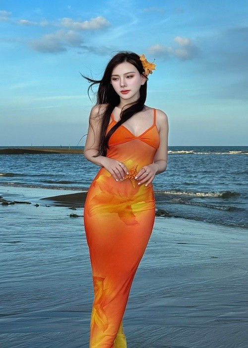 Nữ ca sĩ Thu Thủy sở hữu thân hình cân đối, gợi cảm, mỗi lần lên đồ đi biển đều nhận được lời khen ngợi của nhiều người hâm mộ. Trong chuyến du lịch mới đây, cựu thành viên nhóm Mây Trắng khoe dáng với váy bó sát hai dây. Ảnh: FB Thu Thủy.