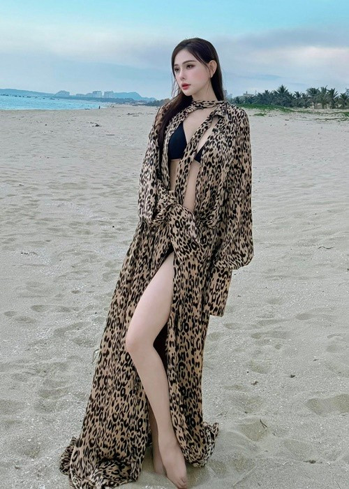 Trước đó, nữ ca sĩ sinh năm 1984 diện bikini hai mảnh kết hợp áo choàng maxi. Ảnh: FB Thu Thủy.