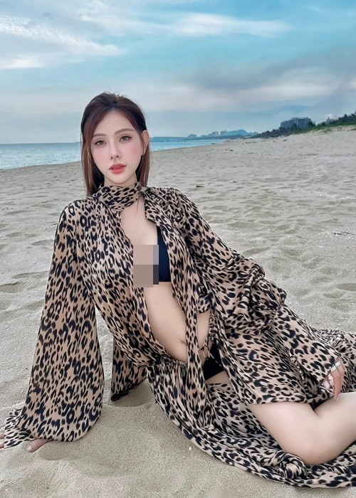 Thu Thủy gây ấn tượng với phong cách nửa kín nửa hở khi đi biển. Ảnh: FB Thu Thủy.