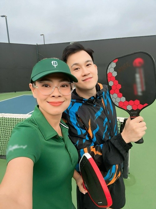 Về Mỹ, Thanh Thảo rủ Dương Triệu Vũ chơi pickleball. “Sau này anh em gặp lại, hẹn nhau đi pickleball chứ không phải đi nhậu nữa rồi mặc dù đến giờ mình vẫn đánh dở”, nữ ca sĩ hài hước chia sẻ. Ảnh: FB Thanh Thảo.
