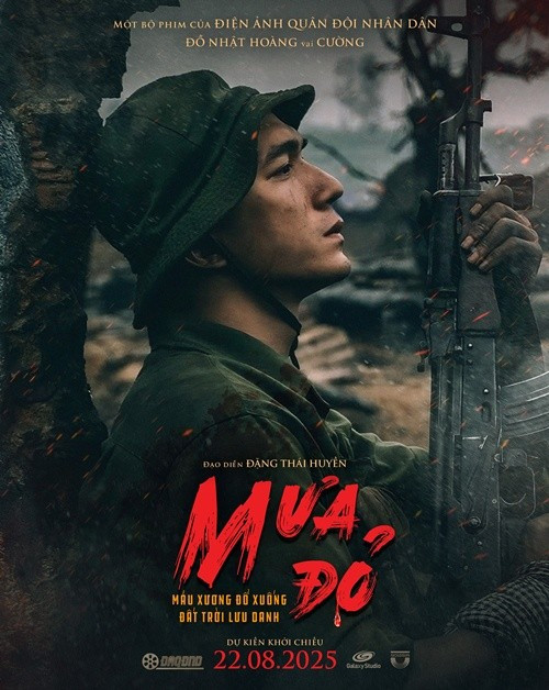 Nội dung phim Mưa đỏ xoay quanh Cường - một sinh viên theo học tại Nhạc viện Hà Nội từ bỏ cơ hội du học để lên đường nhập ngũ. Cường sau đó trở thành thành viên của Tiểu đội 1, sát cánh bên các đồng đội. Ảnh: Thế Giới Điện Ảnh.