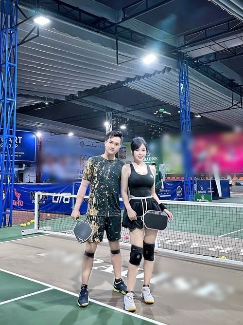 Cùng đứng trên sân pickleball, nam diễn viên phim Phố trong làng hài hước cho biết: "Lần đầu đánh đôi với vợ mà có chị khen hai em đánh hợp nhau thế. Chắc vì em áp dụng định luật 3 không: không nghe, không thấy, không phàn nàn". Ảnh: FB Anh Tuấn.