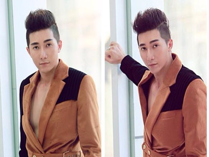 Nam người mẫu nhớ lại, anh từng phụ bán bún nước lèo cùng mợ trong một trận mưa lớn, phải ôm chặt cây dù che quán trong 2 giờ đồng hồ để không cho quán sập.Ảnh: FB Nam Phong.