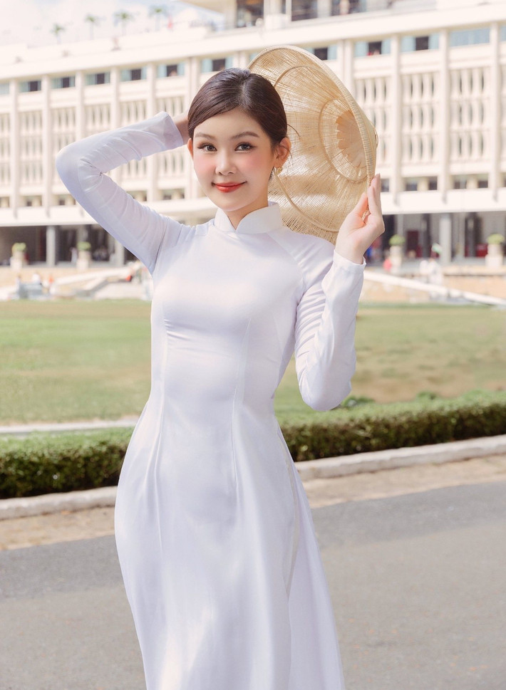 Ngân Anh khoe vẻ dịu dàng, duyên dáng trong tà áo dài trắng tinh khôi.
