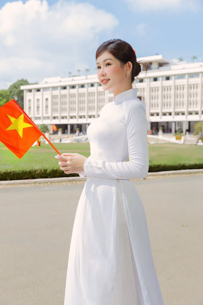Nàng hậu sinh năm 1995 hiện tại là giảng viên, làm MC.
