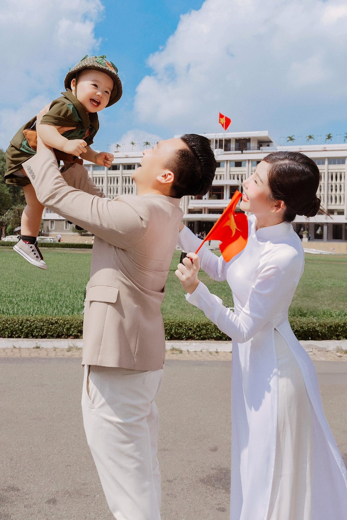 Nhóc tì nhà Ngân Anh luôn nở nụ cười rạng rỡ khi chụp ảnh.