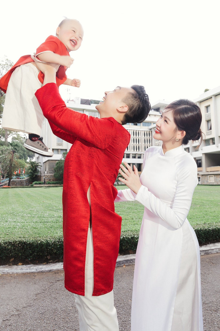 Vợ chồng Ngân Anh và con trai cùng diện áo dài.