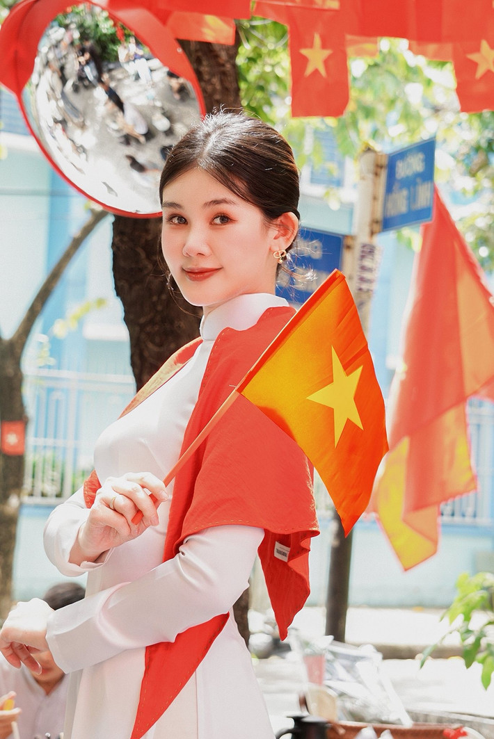 Trên trang cá nhân, Hoa hậu Ngân Anh đăng tải bộ ảnh chào mừng đại lễ 2/9.