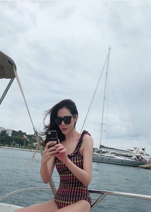 Nữ diễn viên khoe vẻ gợi cảm với bikini khi đi biển. Ảnh: Instagram Son Ye Jin.