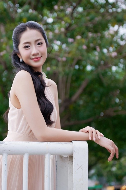 Theo Vietnamnet, bố mẹ Hà Trúc Linh không hiểu nhiều về các sự kiện giải trí. Khi nghe Trúc Linh nói ý định thi nhan sắc, bố Hà Trúc Linh khuyên con cần tìm hiểu kỹ chương trình, nắm rõ tiêu chí. Ảnh: FB Hà Trúc Linh.