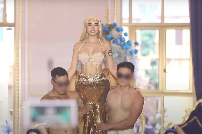 Trong vòng sơ khảo Miss Grand Vietnam 2025, Hà Vi Vi hóa nàng tiên cá, được hai người đưa vào thảm đỏ. Ảnh: Znews.