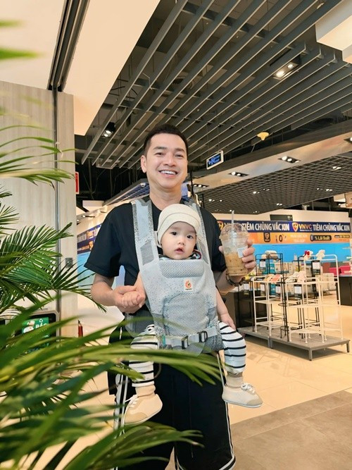 "Anh luôn kề bên con, cho con bú bình, thay tã... làm mọi thứ để tôi không cần phải đụng tay vào gì cả", Tăng Khánh Chi chia sẻ về Quang Minh. Ảnh: FB Quang Minh.