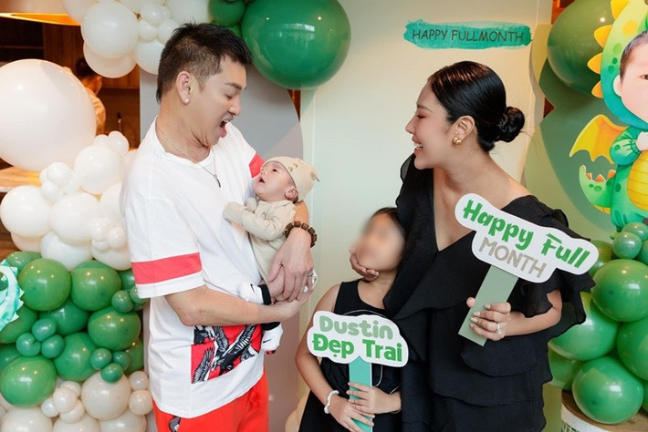 Nam diễn viên tự tay chăm sóc con trai nhỏ. Ảnh: FB Quang Minh.