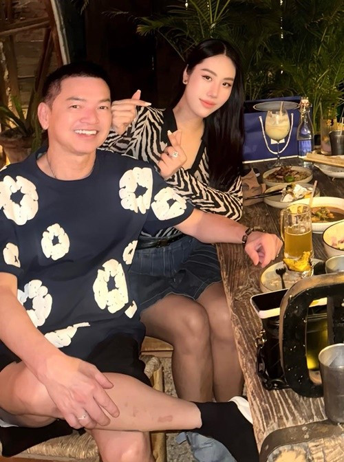Quang Minh thường xuyên dành lời ngọt ngào cho bạn gái kém anh 37 tuổi trên mạng xã hội. "Mong ngày nào cũng là ngày 8/3 nha vợ", "vợ yêu", nam diễn viên để lại bình luận trên trang cá nhân của Tăng Khánh Chi. Ảnh: FB Quang Minh.