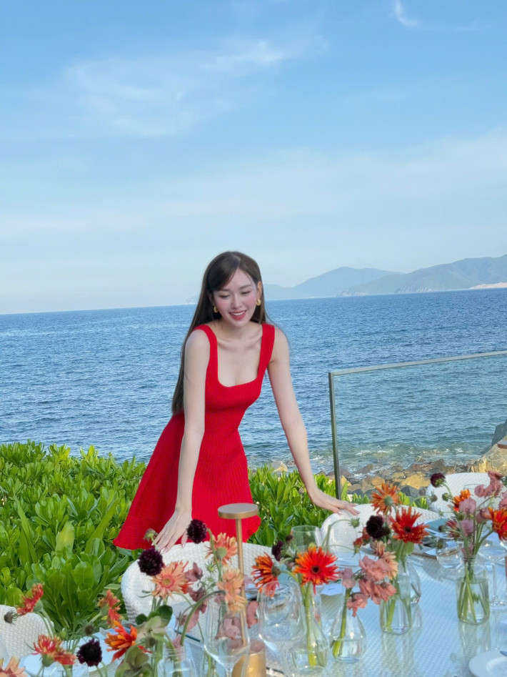 Tường San có nhiều chuyến nghỉ dưỡng ở resort cao cấp. Ảnh: FB Tường San.